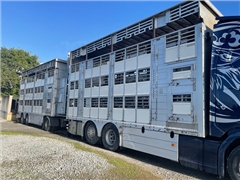 Un camion con rimorchio per il trasporto di animal