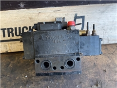 MAN VALVE BLOCK 81.67560-6105