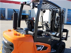 Nowy wózek widłowy diesel Doosan D30 S-9