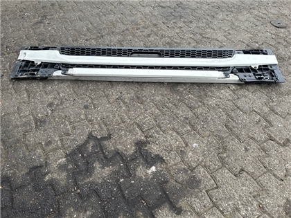 SCANIA NGR GRILL LOWER