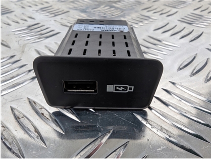 PANEL GNIAZDO USB SCANIA NTG