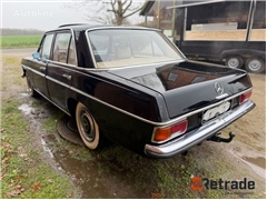 Sprzedam sedan Mercedes-Benz 200 poprzez aukcję