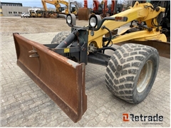 Sprzedam równiarka New Holland F106.7A poprzez auk