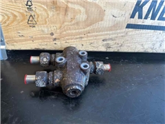 MERCEDES FLOW VALVE A0004606784