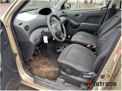 Sprzedam minivan Toyota Yaris Vefso poprzez aukcję