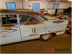 Sprzedam sedan Oldsmobile 88 poprzez aukcję