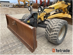 Sprzedam równiarka New Holland F106.7A poprzez auk